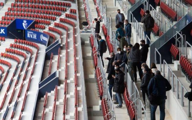 Socios y simpatizantes de Osasuna, durante las visitas guiadas a El Sadar tras su rehabilitación.