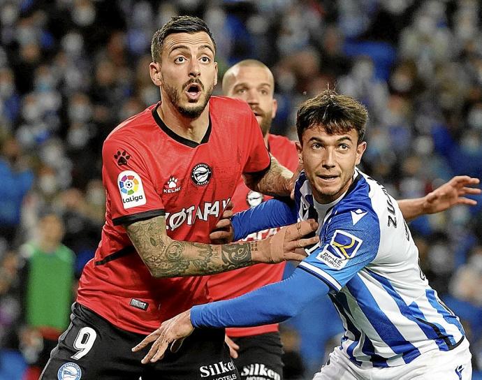 Joselu forcejea con Zubimendi durante el derbi de ayer entre la Real Sociedad y el Alavés en Anoeta. Foto: Rubén Plaza