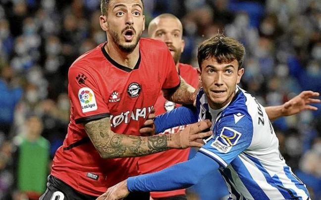 Joselu forcejea con Zubimendi durante el derbi de ayer entre la Real Sociedad y el Alavés en Anoeta. Foto: Rubén Plaza