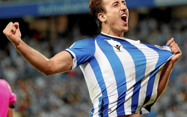 Oyarzabal celebra uno de los goles marcados en la presente temporada. Foto: Efe