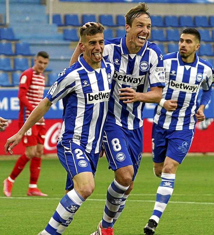 Pons celebra junto a Pìna uno de los goles que dio la salvación la pasada temporada ante el Granada en Mendizorroza. Foto: Alex Larretxi