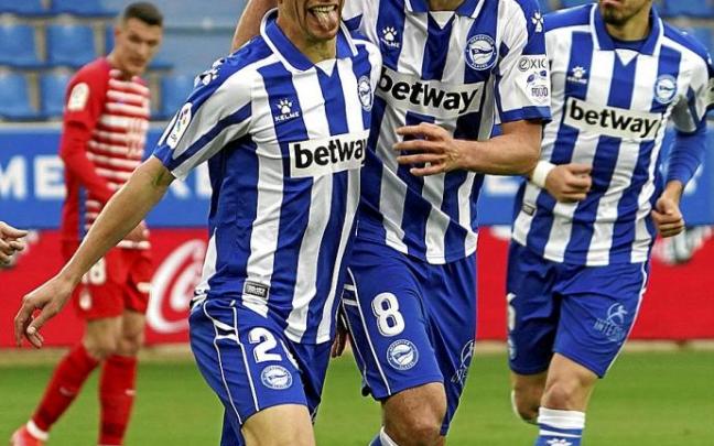 Pons celebra junto a Pìna uno de los goles que dio la salvación la pasada temporada ante el Granada en Mendizorroza. Foto: Alex Larretxi