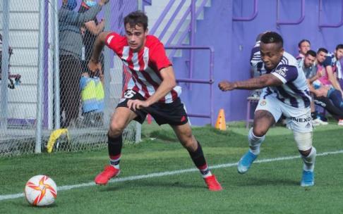 Álvaro Núñez trata de zafarse de un rival. Álvaro Núñez trata de zafarse de un rival.