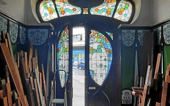 A la izquierda, el portal de Prim 10, ahora desmontado para las obras del edificio y a la derecha, el de Easo 47, que mejorará su accesibilidad.