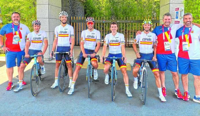 De izquierda a derecha con los maillots, Gorka Izagirre, Jesús Herrada, Omar Fraile, Ion Izagirre y Alejandro Valverde, junto al seleccionador, Pascual Momparler. Foto: FEC