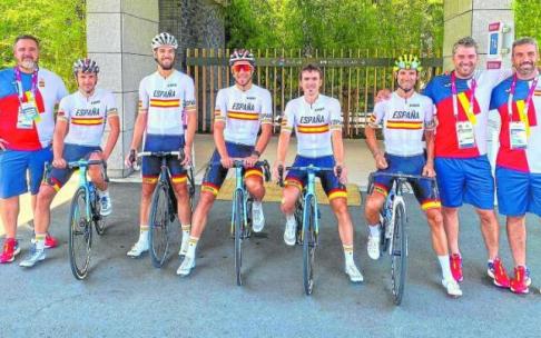 De izquierda a derecha con los maillots, Gorka Izagirre, Jesús Herrada, Omar Fraile, Ion Izagirre y Alejandro Valverde, junto al seleccionador, Pascual Momparler. Foto: FEC De izquierda a derecha con los maillots, Gorka Izagirre, Jesús Herrada, Omar Fraile, Ion Izagirre y Alejandro Valverde, junto al seleccionador, Pascual Momparler. Foto: FEC