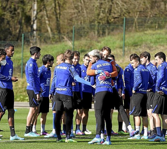 Remiro felicita a Januzaj por su vuelta al trabajo ayer en Zubieta.