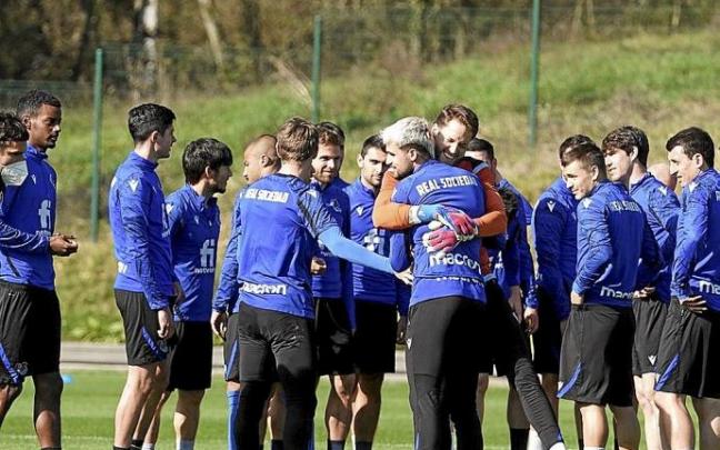 Remiro felicita a Januzaj por su vuelta al trabajo ayer en Zubieta.