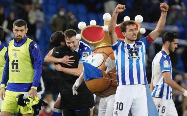 Los jugadores realistas celebran el triunfo ante el Alavés. Los jugadores realistas celebran el triunfo ante el Alavés.