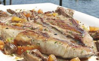 Una ventresca que se puede degustar con vistas a la bahía.