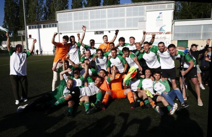 La plantilla de Oberena celebra el ascenso después de ganar al Alesves.