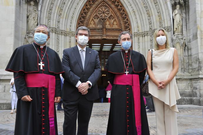 Joseba Segura Etxezarraga junto al Nuncio Apostólico, Bernardito Auza, a Juan Mari Aburto, y a Ana Otadui.