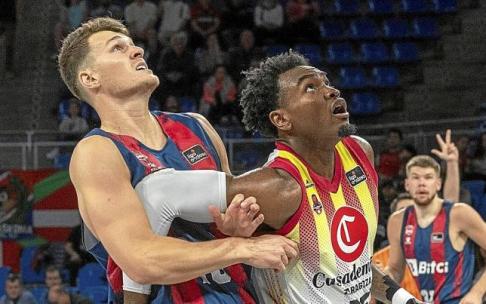 Wetzell pelea por la posición con Thompson en el último compromiso liguero ante el Casademont Zaragoza. Foto: Alex Larretxi