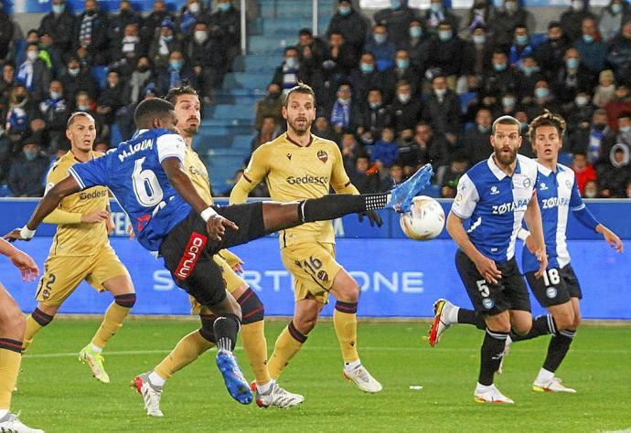 Mamadou Loum trata de rematar un balón durante el partido entre el Alavés y el Levante de la presente temporada. Foto: Jorge Muñoz