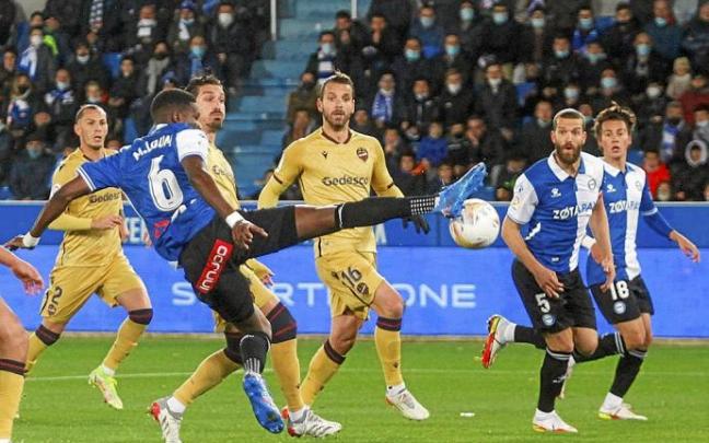 Mamadou Loum trata de rematar un balón durante el partido entre el Alavés y el Levante de la presente temporada. Foto: Jorge Muñoz