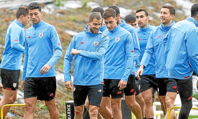 Mikel Vesga, Iñigo Martínez, Óscar de Marcos, junto a varios de sus compañeros y algunos jugadores del Bilbao Athletic, ayer en Lezama. Foto: Borja Guerrero