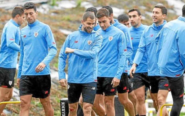 Mikel Vesga, Iñigo Martínez, Óscar de Marcos, junto a varios de sus compañeros y algunos jugadores del Bilbao Athletic, ayer en Lezama. Foto: Borja Guerrero