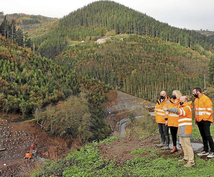 Oiarbide, en una de las visitas realizadas a las obras que se están llevando a cabo en la carretera GI-631. Foto: N.G