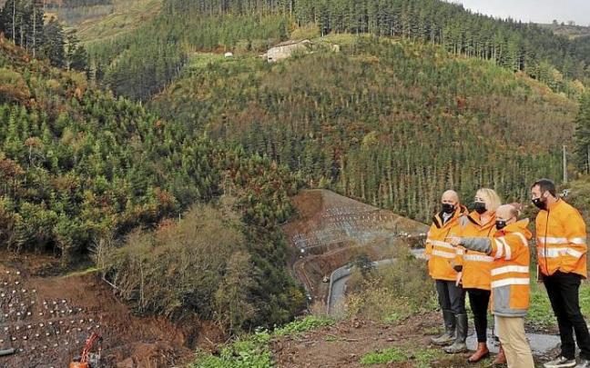 Oiarbide, en una de las visitas realizadas a las obras que se están llevando a cabo en la carretera GI-631. Foto: N.G