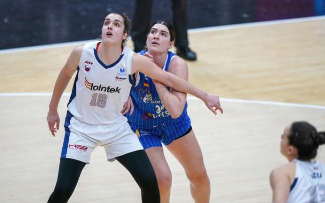 Paula Ginzo pugna con Fasoula en el Lointek-Avenida de las recientes seminales de Copa.