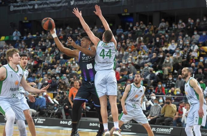 Damien Inglis, rodeado por jugadores del Joventut en el encuentro del domingo.