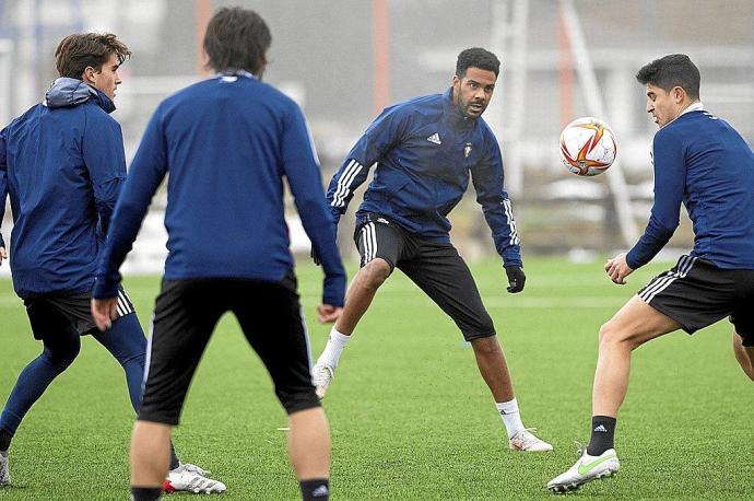 De izquierda a derecha, Javi Martínez, Juan Cruz (de espaldas), Ramalho y Jaume Grau, durante el entrenamiento de ayer. Los cuatro apuntan esta tarde a titulares.