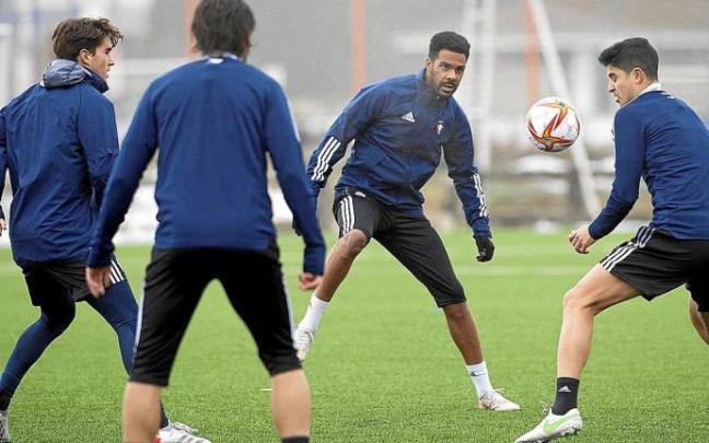 De izquierda a derecha, Javi Martínez, Juan Cruz (de espaldas), Ramalho y Jaume Grau, durante el entrenamiento de ayer. Los cuatro apuntan esta tarde a titulares.