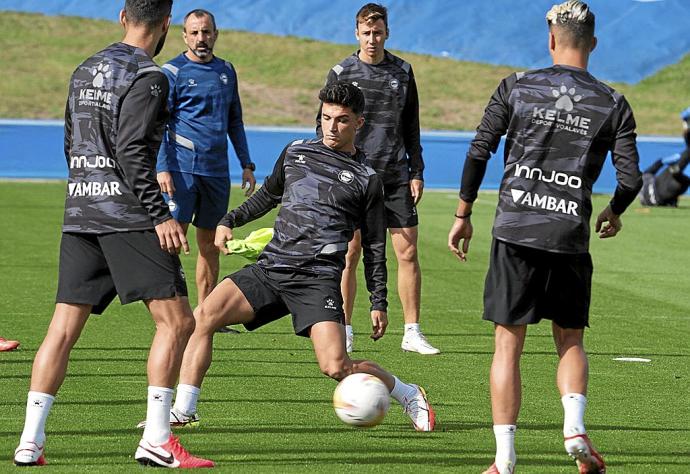 Los jugadores del Alavés completan un rondo durante la sesión preparatoria de ayer. Foto: Alex Larretxi