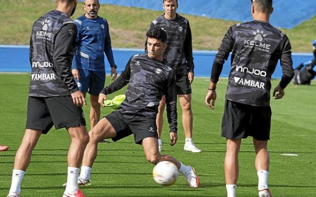 Los jugadores del Alavés completan un rondo durante la sesión preparatoria de ayer. Foto: Alex Larretxi
