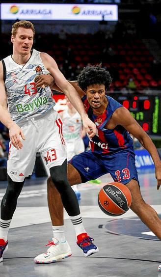 Enoch pelea por un balón ante Radosevic, pívot del Bayern Munich. Foto: Jorge Muñoz