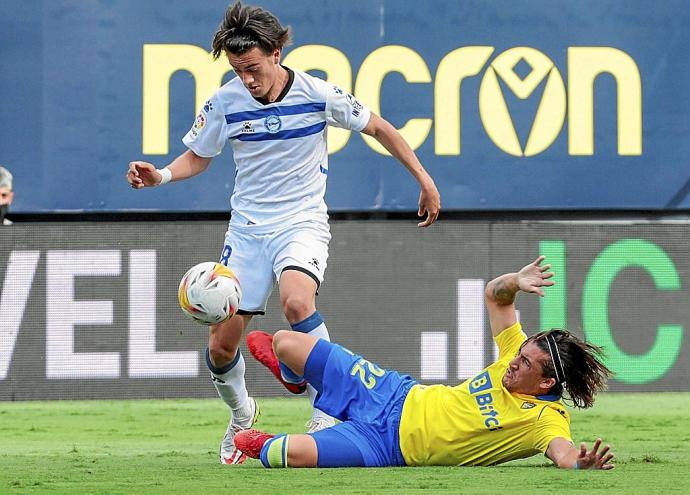 Facundo Pellistri intenta superar al 'Pacha' Espino durante el choque de la presente temporada entre el Cádiz y el Deportivo Alavés en el Nuevo Mirandilla. Foto: Efe