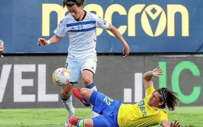 Facundo Pellistri intenta superar al 'Pacha' Espino durante el choque de la presente temporada entre el Cádiz y el Deportivo Alavés en el Nuevo Mirandilla. Foto: Efe