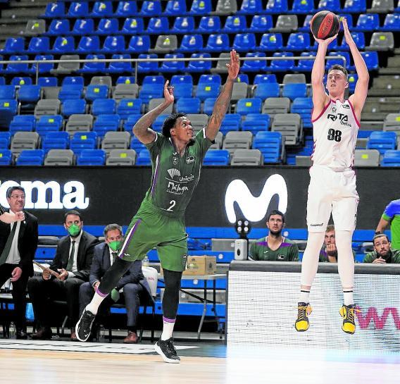 Arnoldas Kulboka lanza un triple defendido por Deon Thompson.