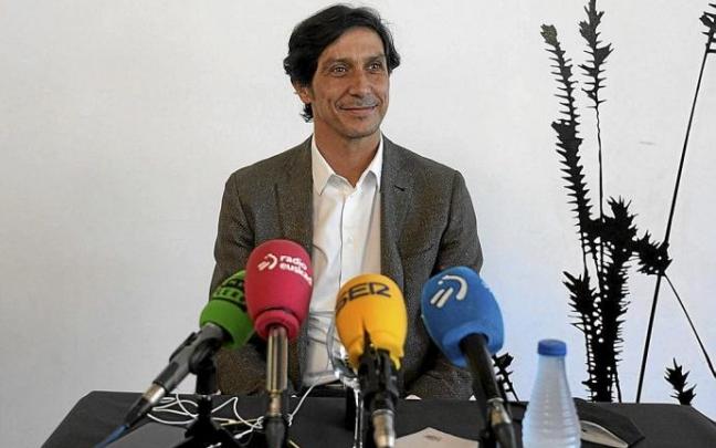 Sergio Fernández realizó ayer un completo repaso a la actualidad del Deportivo Alavés. Foto: Iñigo Foronda