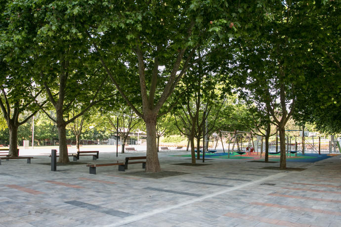 Zona pavimentada y el parque infantil.