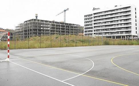 Cancha deportiva provisional, que ocupa parte de los 4.000 metros cuadrados que compondrán la nueva plaza.