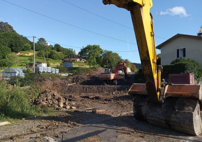 Las excavadoras trabajan ya sobre el terreno en el área de Solozarre.