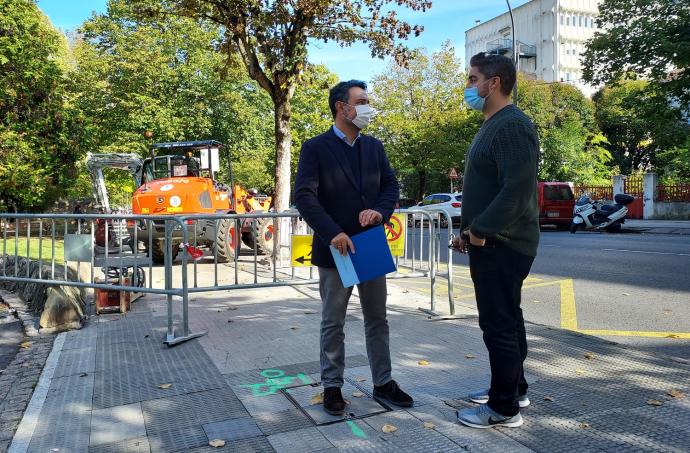 El concejal de Obras, viendo su avance.