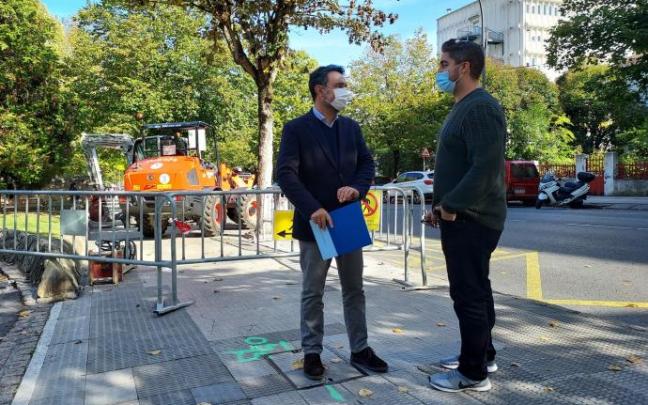 El concejal de Obras, viendo su avance.