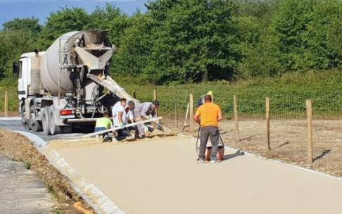 Operarios trabajando en una de las fases del bidegorri ya ejecutadas. Operarios trabajando en una de las fases del bidegorri ya ejecutadas.
