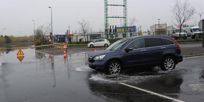 Corte de tráfico en la carretera BI-735, en Asua, durante las lluvias del pasado mes de diciembre.