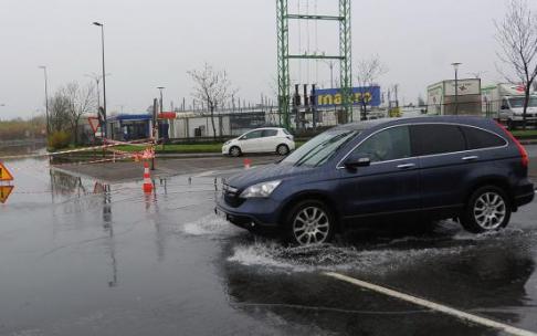 Corte de tráfico en la carretera BI-735, en Asua, durante las lluvias del pasado mes de diciembre.