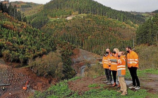 La diputada de Infraestructuras en la visita a las obras. Foto: N.G. La diputada de Infraestructuras en la visita a las obras. Foto: N.G.
