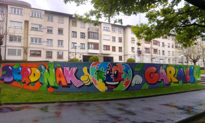 Kero hizo este mural en el parque Mirabueno junto a 20 alumnos de aulas estables de centros educativos de Santurtzi.