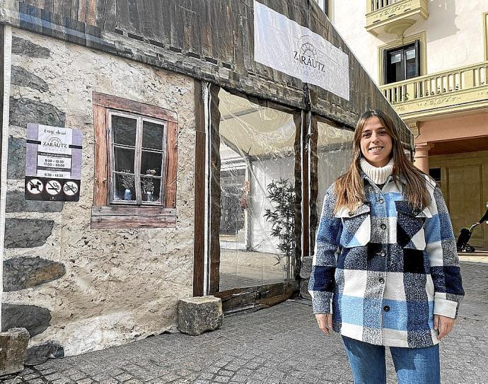 Leire Arana junto a la carpa instalada en Lege Zaharren enparantza. Foto: N.G.