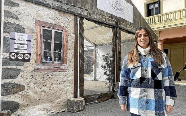 Leire Arana junto a la carpa instalada en Lege Zaharren enparantza. Foto: N.G.