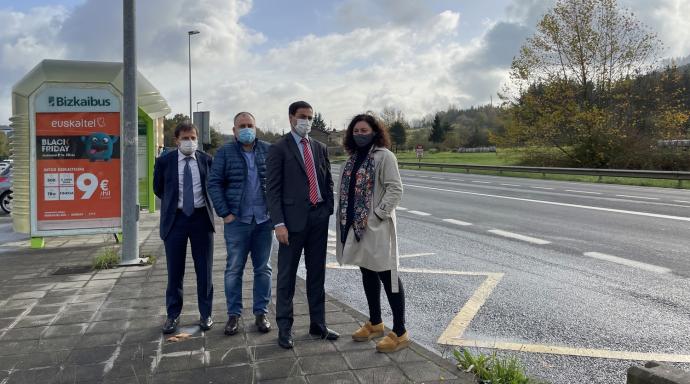 El alcalde de Amorebieta y el diputado de Infraestructuras, durante el anuncio de las obras en la N-634.