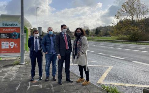 El alcalde de Amorebieta y el diputado de Infraestructuras, durante el anuncio de las obras en la N-634.