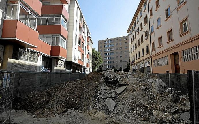 Imagen de este verano de una de las calles de la Rochapea levantadas. Foto: Unai Beroiz