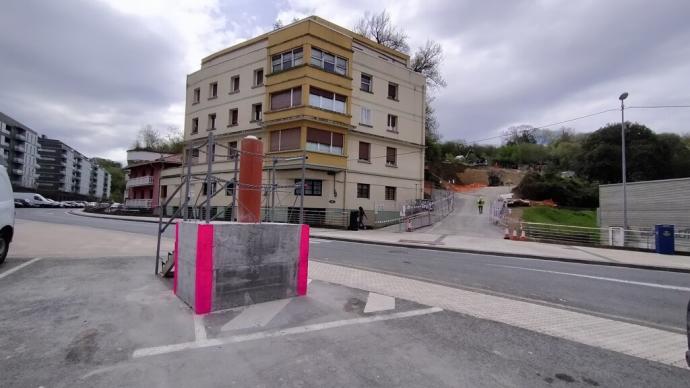 Punto de ventilación y excavación al fondo, en la obra de Pasai Antxo.